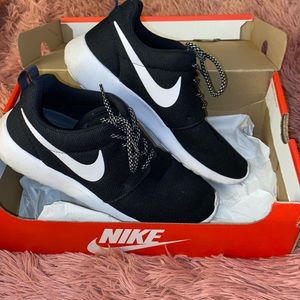 Womens Black and white Roshe Ones
